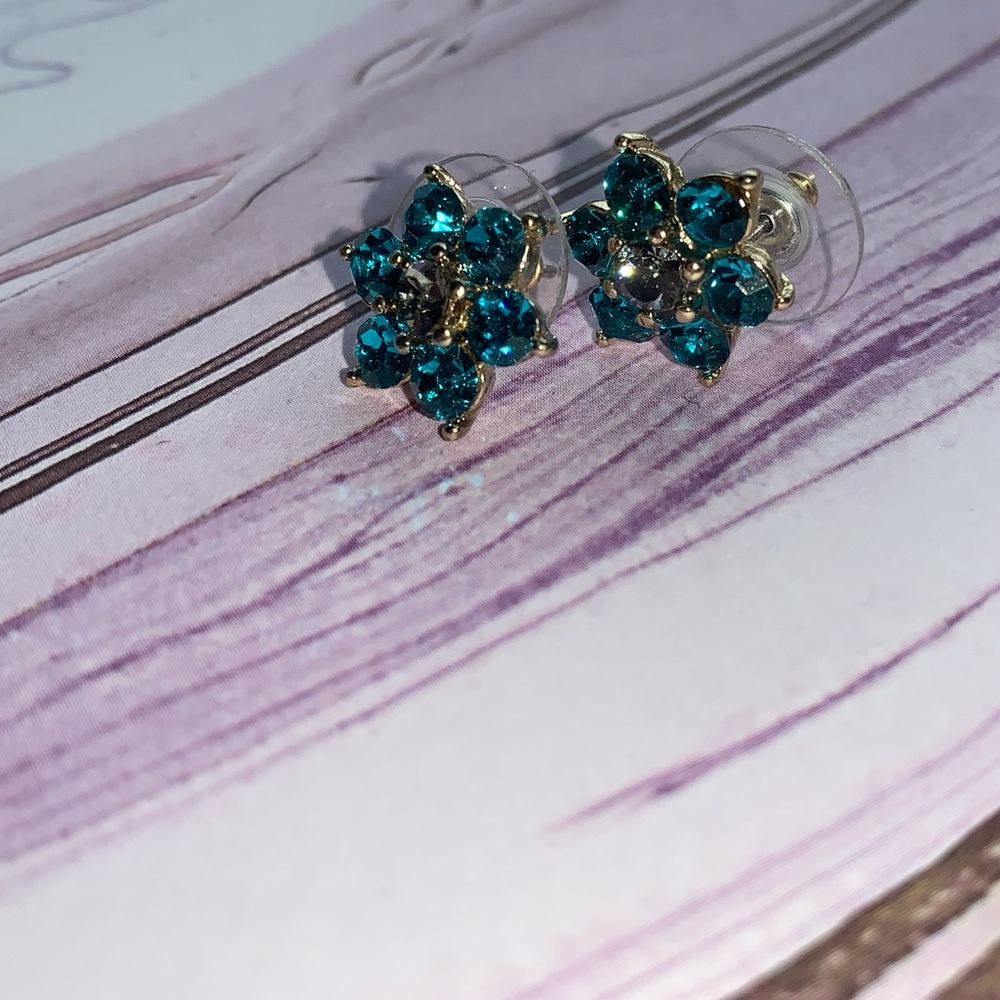 ✨Teal Flower Stud Earrings✨
